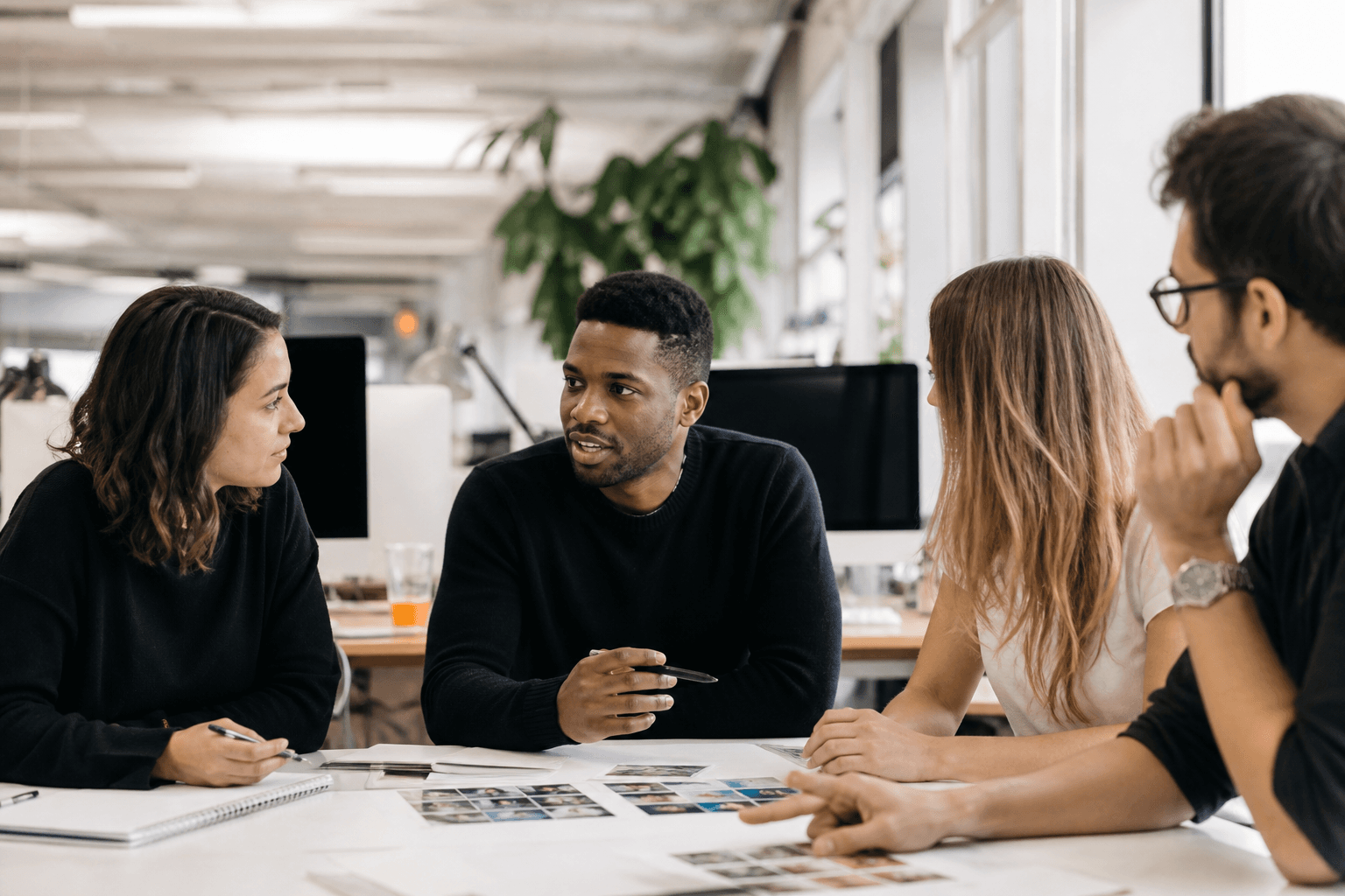 Consultants presenteren aan collega's rondom een tafel