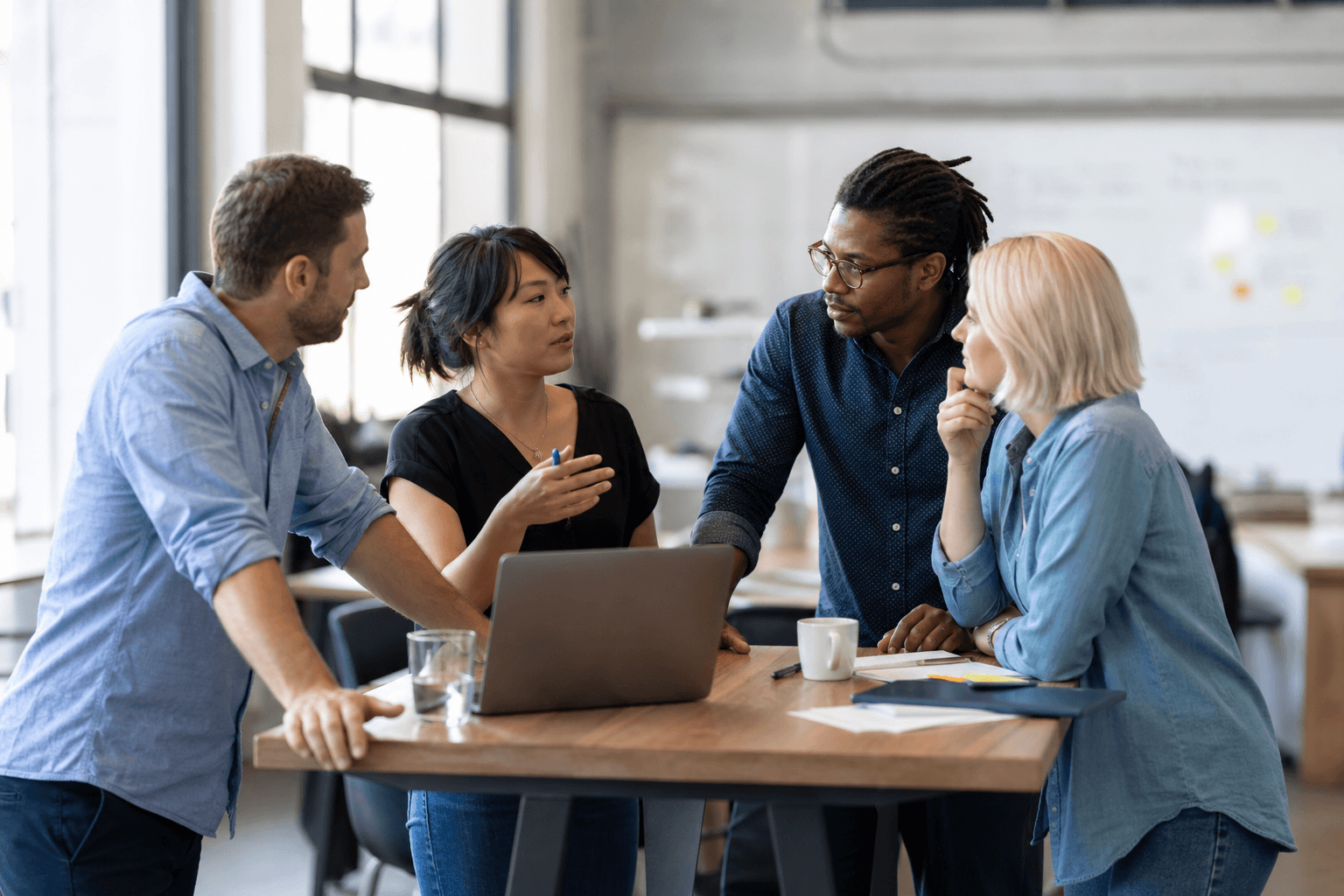 Twee MKB-collega's bespreken een dashboard op een laptop